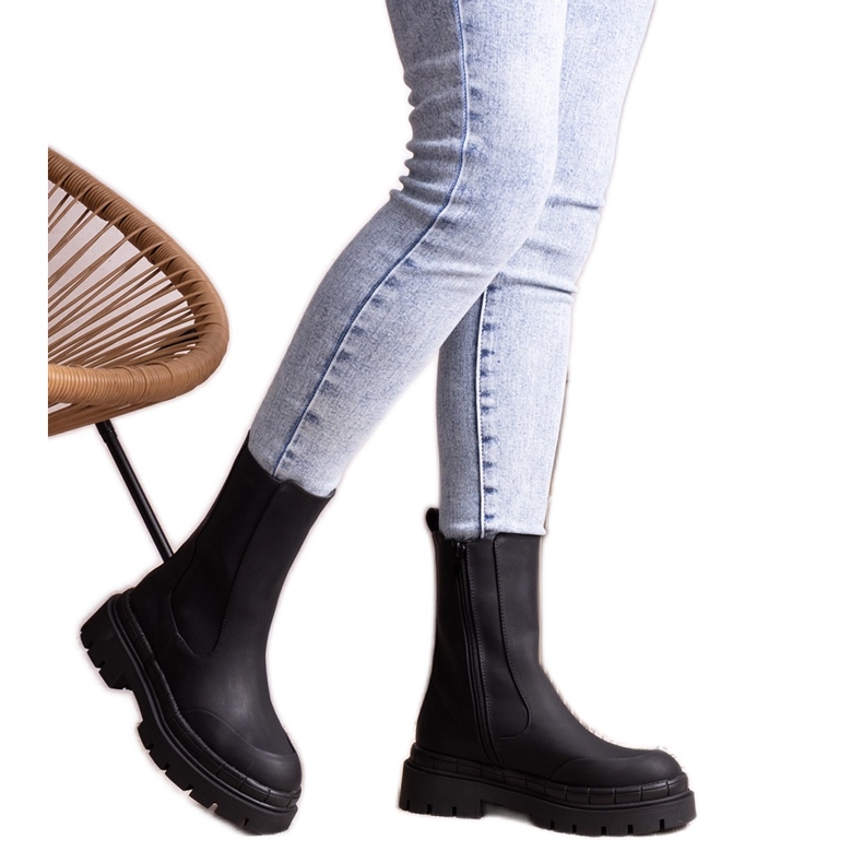 Mustat Kunegunda-saappaat massiivisella pohjalla