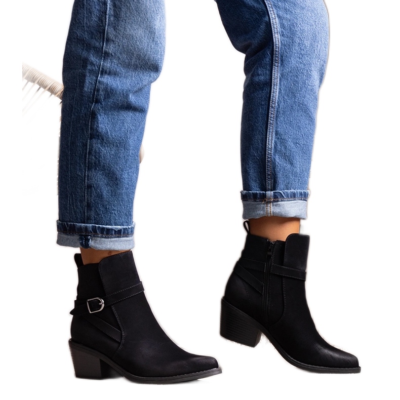 Mihaelan mustat korkeakorkoiset nilkkurit