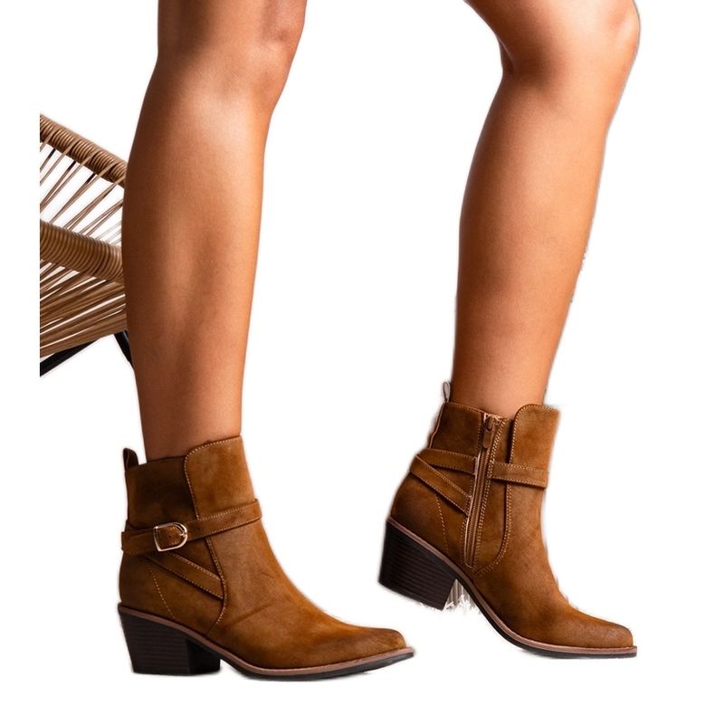 Mihaelan ruskeat korkeakorkoiset nilkkurit