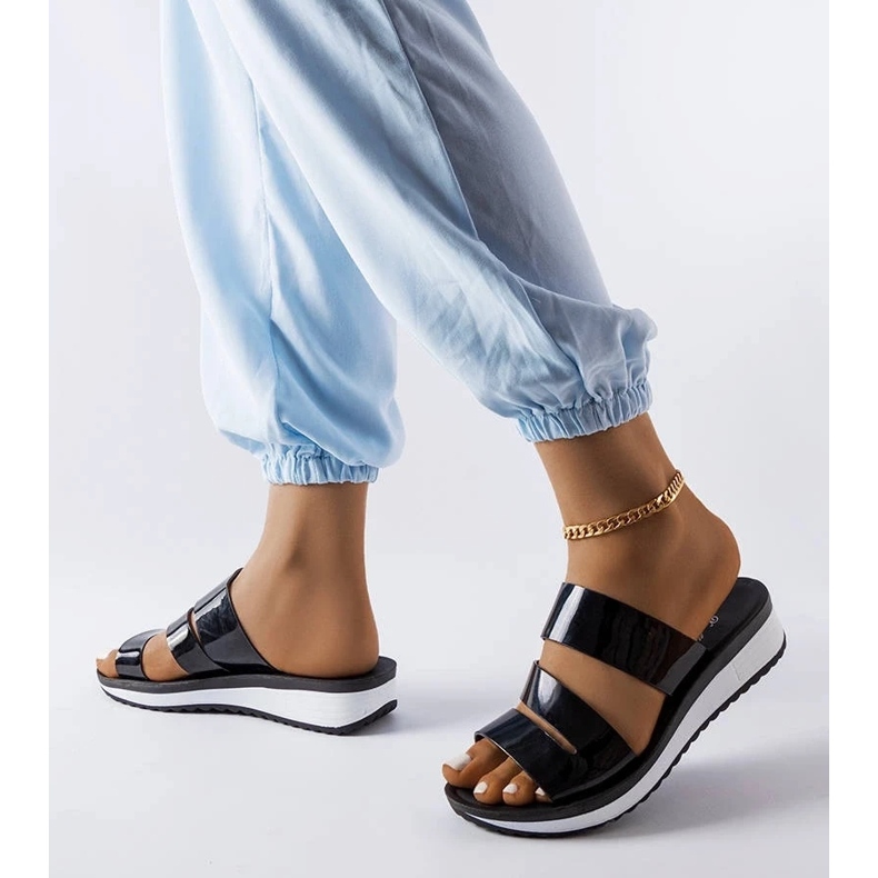 Tyylikkäät mustat kiiltonahkaiset naisten nauhakengät