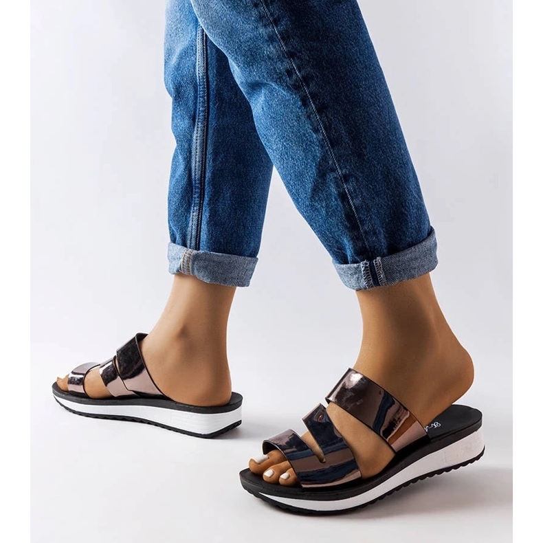 Naisten mustat nahkahousut paksulla pohjalla