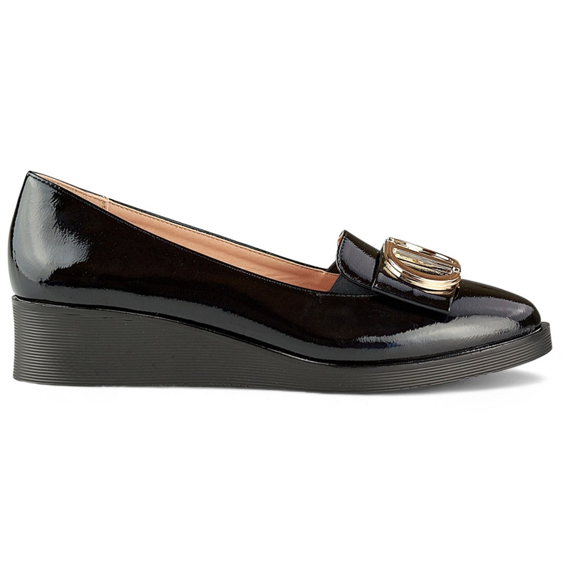 Tyylikkäät mustat lakakengät, joissa koriste matalassa kiilassa