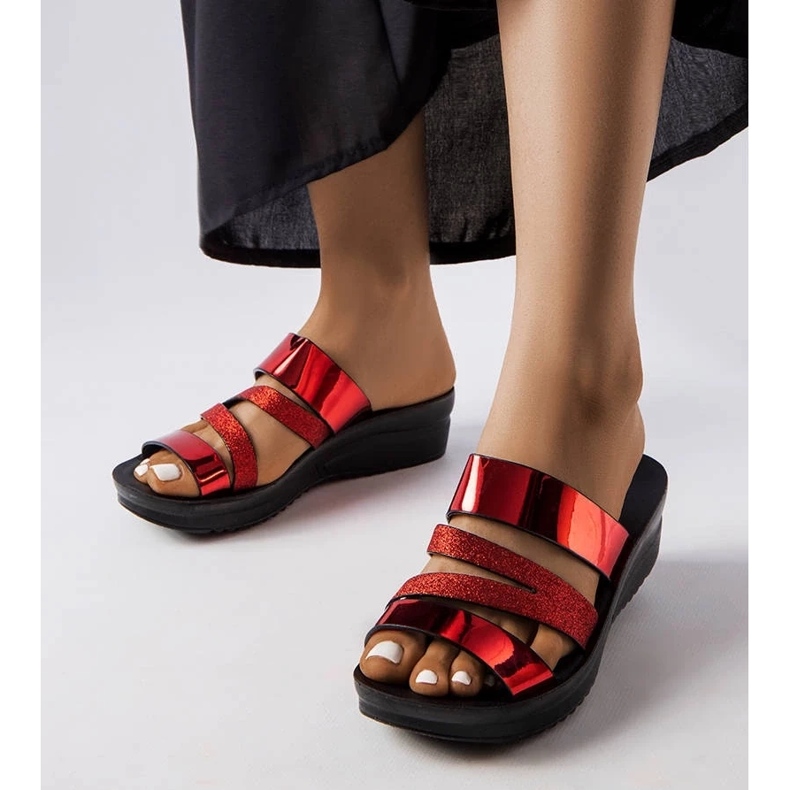 Tyylikkäät kiiltonahkaiset korkokengät musta