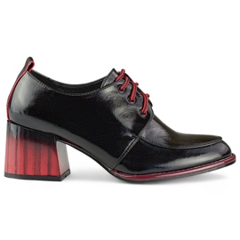 Lakatut mustat nilkkurit punaisella kantapäällä, tyylikkäät naisten kengät