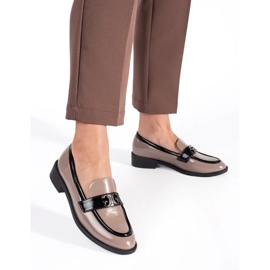 Patenttibeiget ja mustat naisten mokasiinit Patenttibeiget ja mustat naisten mokasiinit