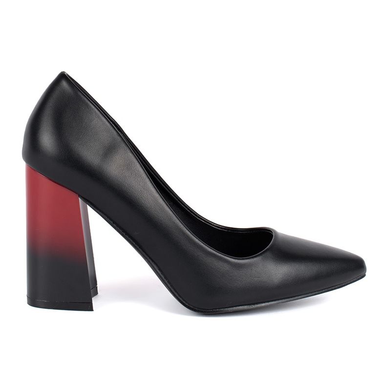 Naisten mustat pumput pylväässä