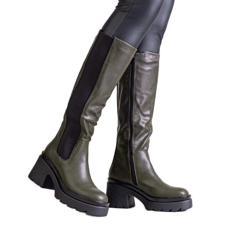 Charlan vihreät saappaat paksummalla kantapäällä