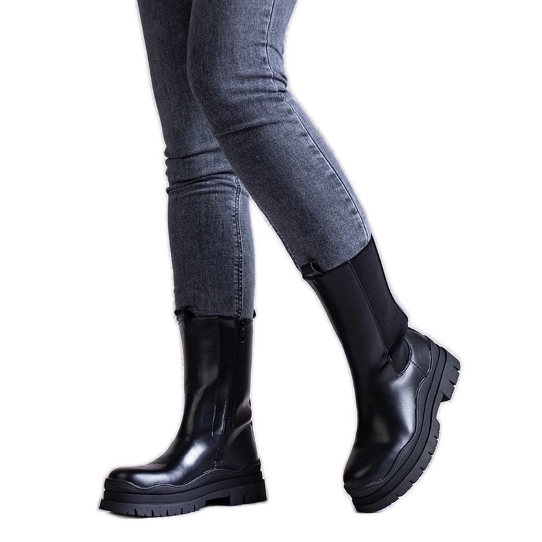 Mustat nilkkurit massiivisella Naema-pohjalla