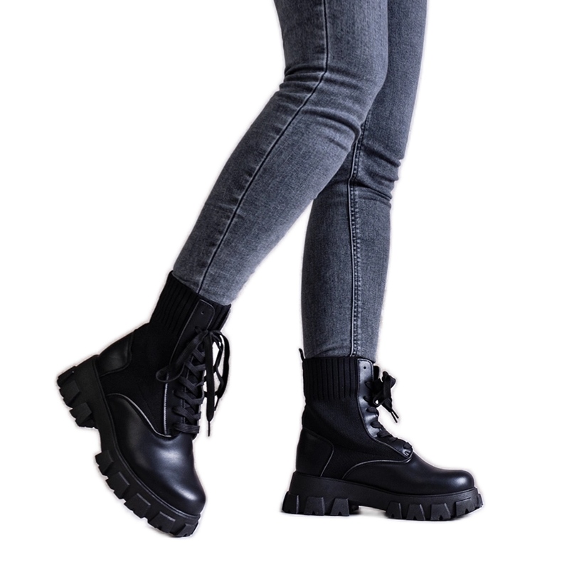 Mustat Zogban nilkkurit, joissa joustava päällinen