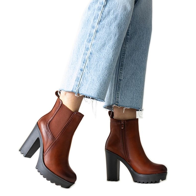 Maladin ruskeat nilkkurit korkealla korolla