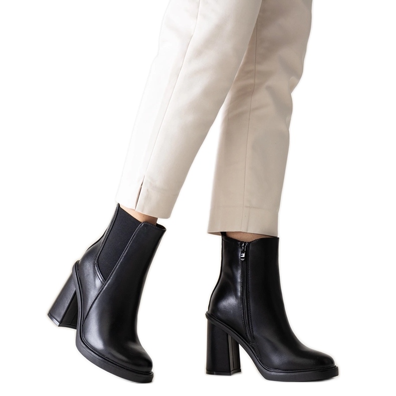 Mustat nilkkurit Almasen ekonahasta