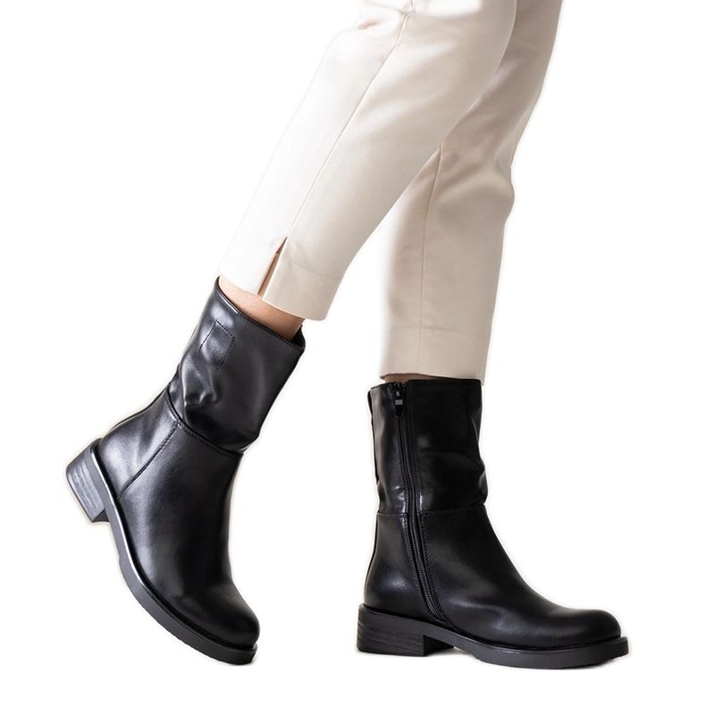 Mustat klassiset nilkkurit Atienan ekonahasta