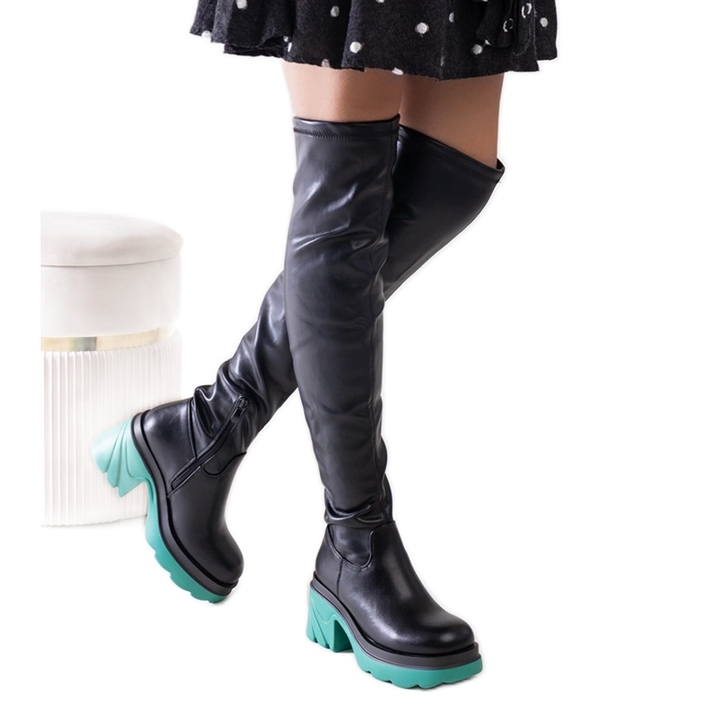 Mustat eristetyt saappaat massiivisella Meragomi-lohkolla