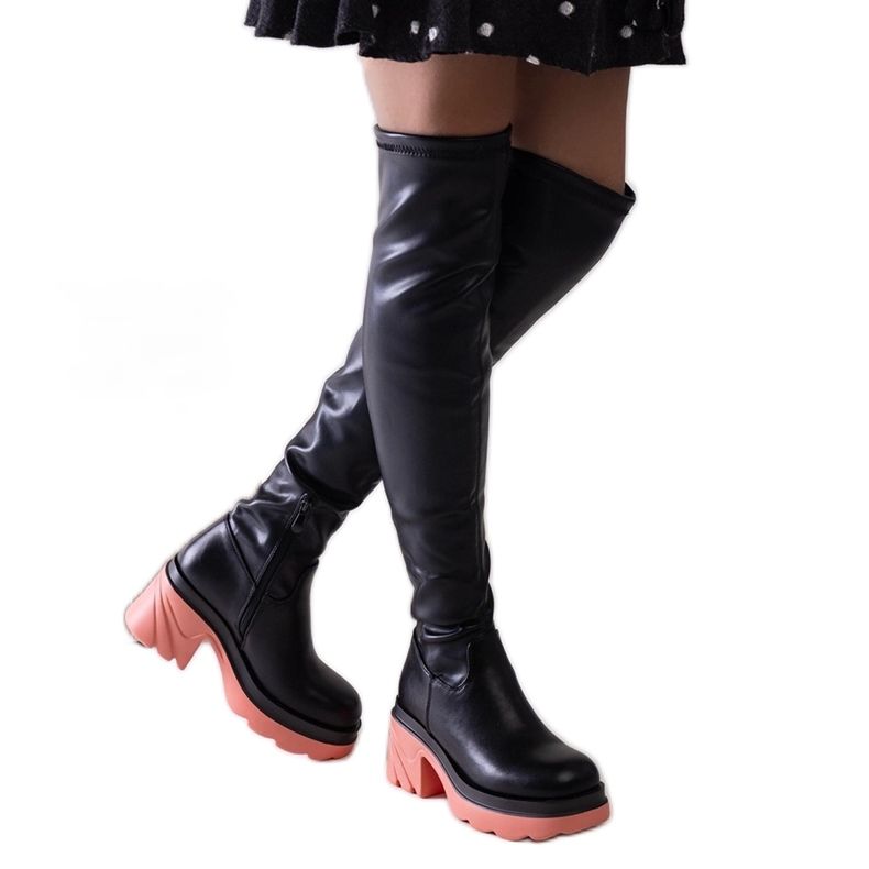 Mustat eristetyt saappaat massiivisella Meragomi-lohkolla