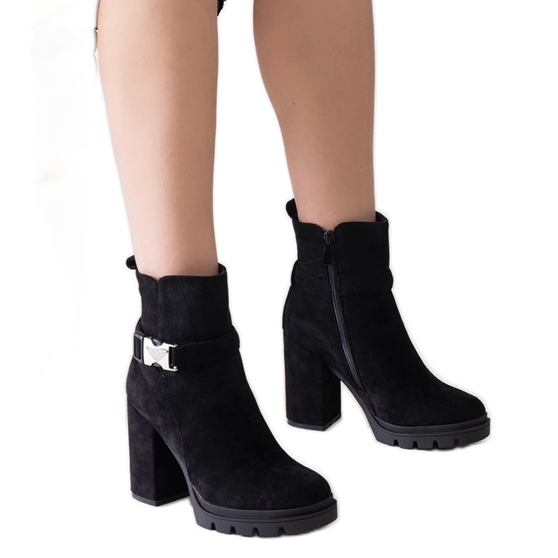 Mustat korkeakorkoiset nilkkurit, joissa on Torhia-solki