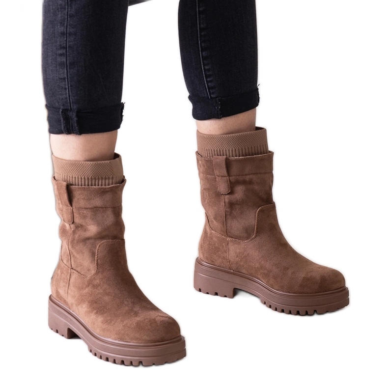 Ruskeat nilkkurit, joissa on Ralia-sukka