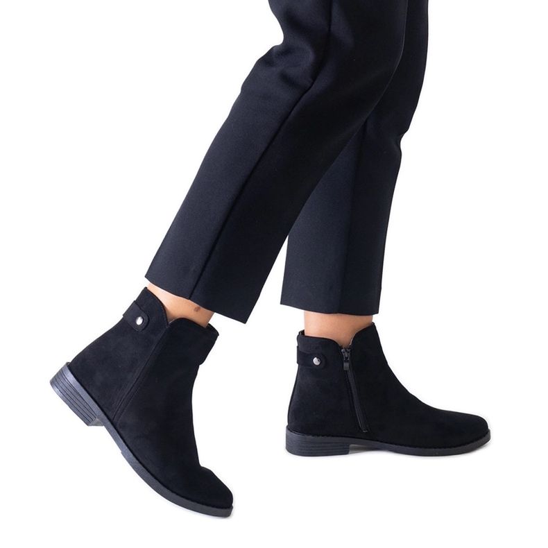 Mustat klassiset nilkkurit, jotka on valmistettu Pereia ekologisesta mokkasta