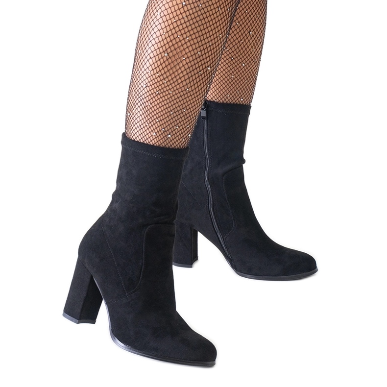 Mustat, istuvat Hanerin korkeakorkoiset nilkkurit ekologisesta mokkasta