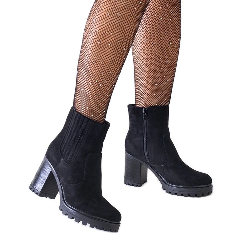 Mustat nilkkurit massiivisella korkealla kantapäällä, eko-mokkanahkaa Dunyana