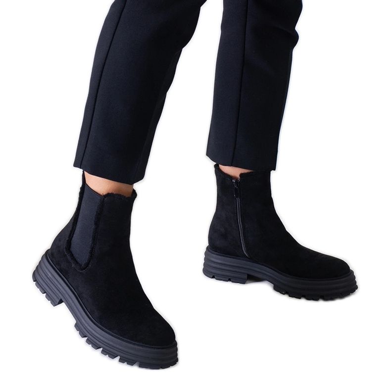 Mustat korkeat saappaat paksulla Sabran ekologisella mokkanahalla