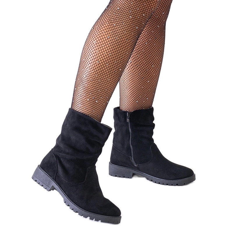 Mustat ryppyiset nilkkurit, jotka on valmistettu Hinda ekologisesta mokkasta