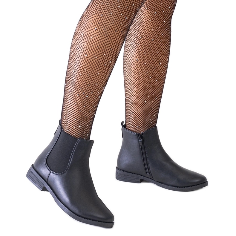 Mustat klassiset nilkkurit, joissa joustava sisäosa Maizan ekonahkaa