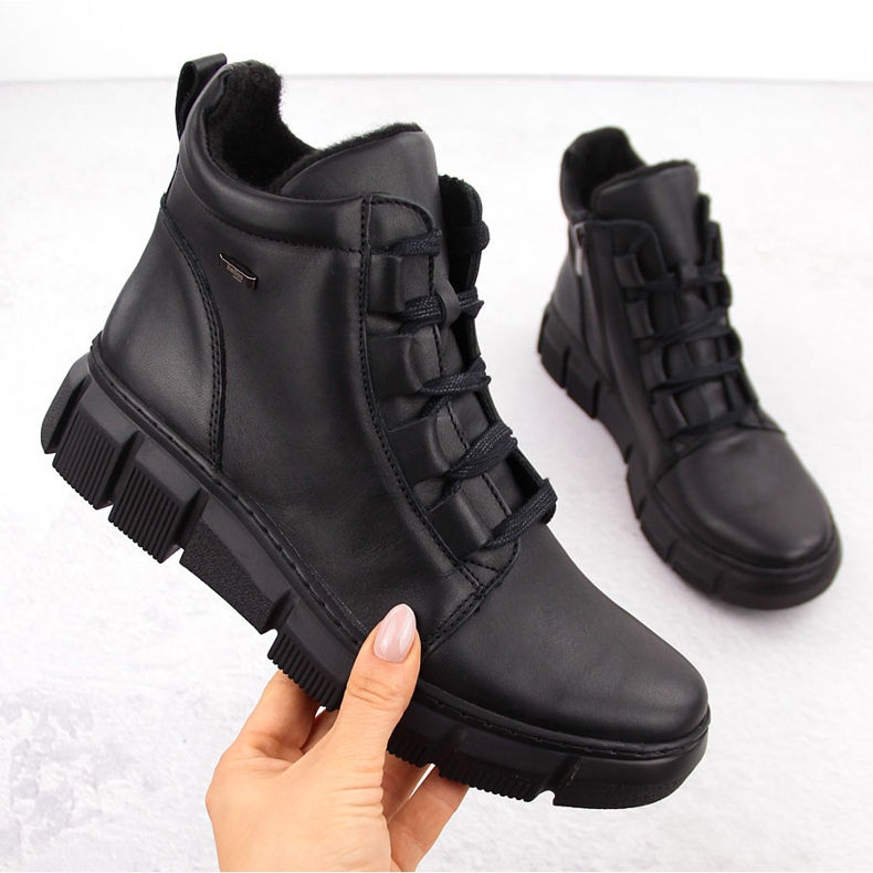 Mukavat, eristetyt naisten nahkasaappaat, mustat Helios 523