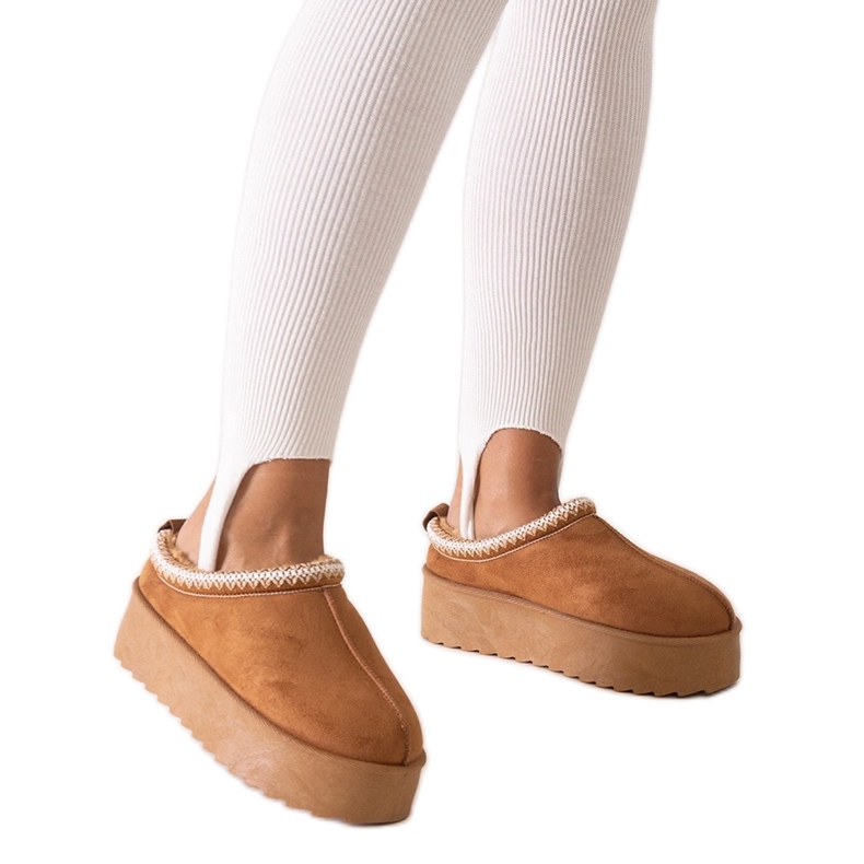 Ruskeat tossut, joissa on brodeerattu Luanela korkealla alustalla