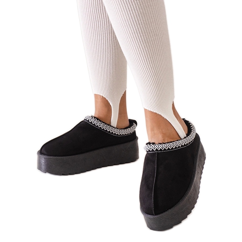 Mustat tossut koristeltu brodeerauksella korkealla Luanel-tasolla