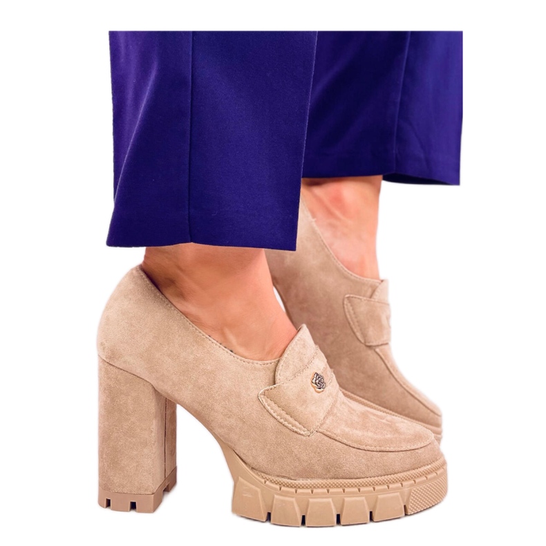 Khakiväriset korkokengät ja alustahousut beige