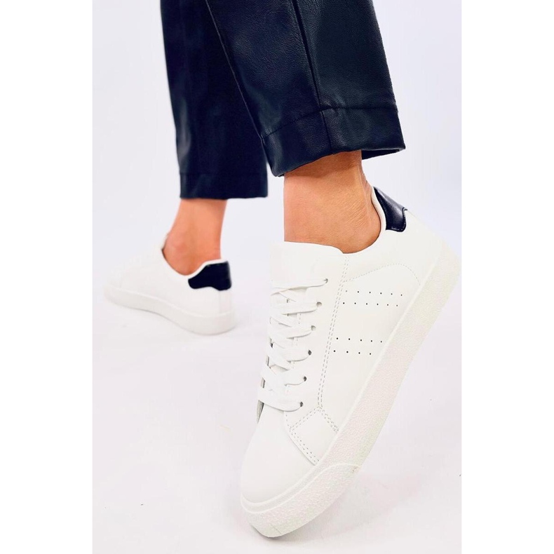 Mustat naisten lenkkarit valkoinen