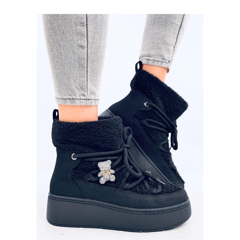 Mustat lampaannahkaiset lumisaappaat