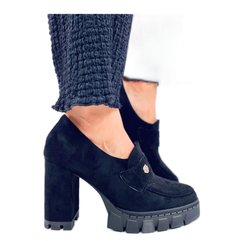 Mustat korkokengät ja alustahousut