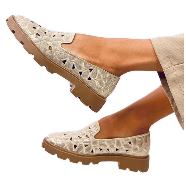 Kultaiset harjakattoiset mokasiinit beige