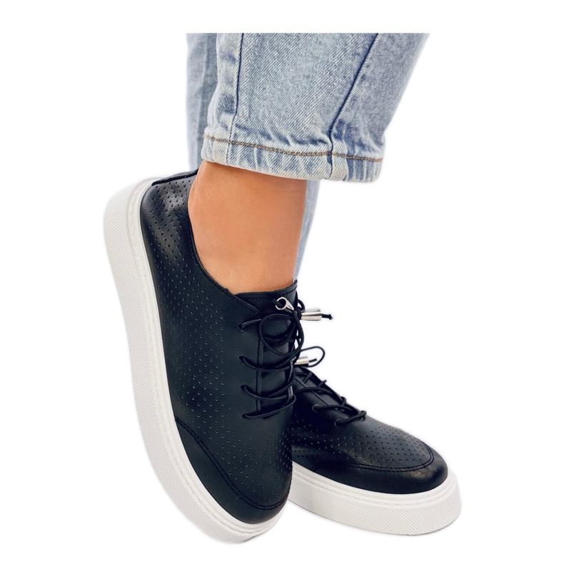 Mustat harjakattoiset lenkkarit