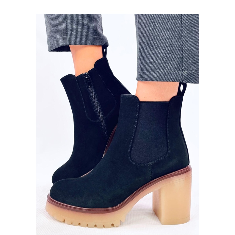 Saappaat leveällä kantapäällä ja suojalla Mattis Black - Inello musta