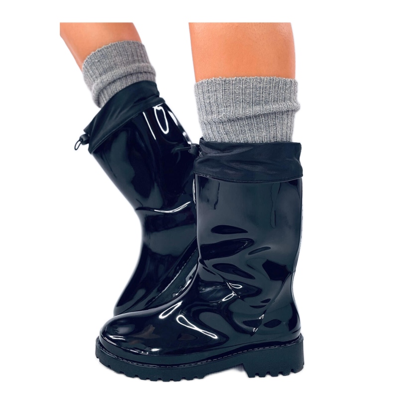 Maalatut kalossit mustalla rannekkeella