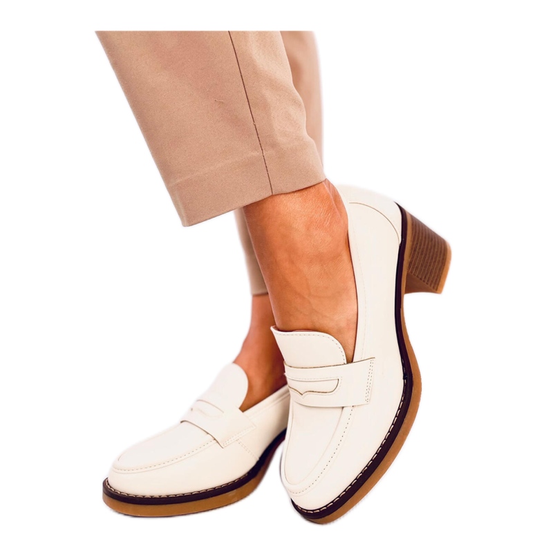 Beiget korkeakorkoiset mokasiinit