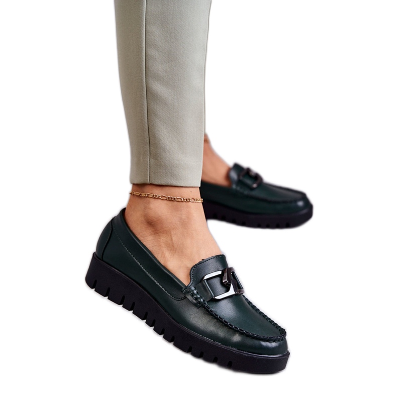 Naisten kengät vihreällä alustalla