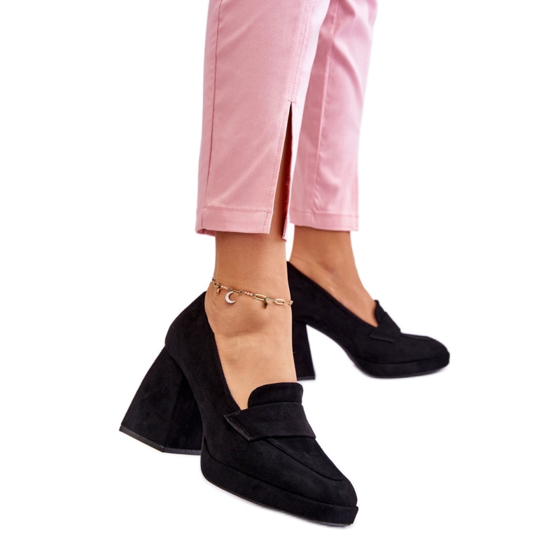 Mustat naisten pumput massiivisella kantapäällä