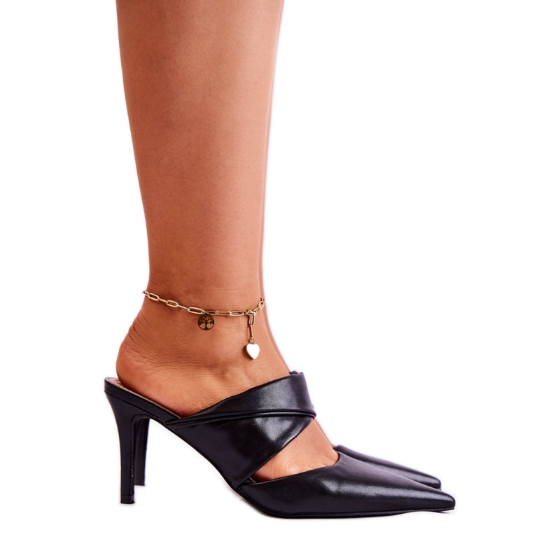 Tyylikkäät mustat korkeakorkoiset varvastossut