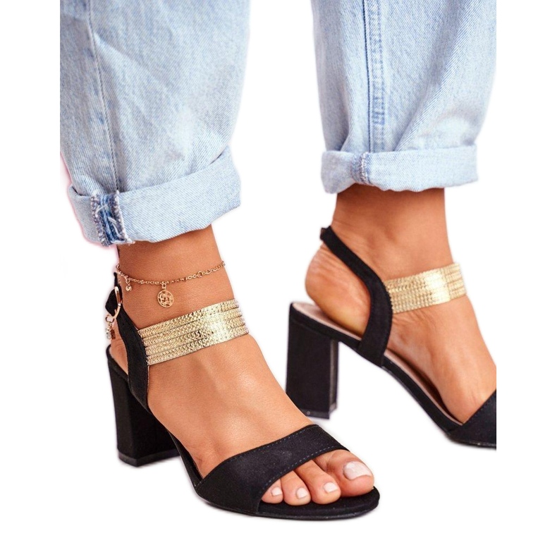 Korkokengät sandaalit koristeellisella mustalla olkahihnalla