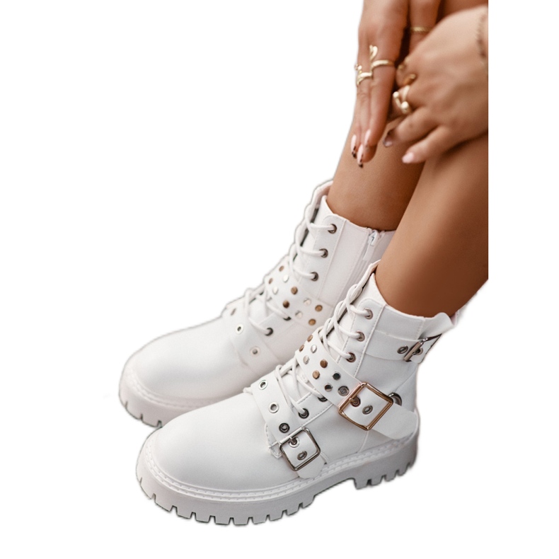 Naisten laukut valkoisilla soljeilla valkoinen