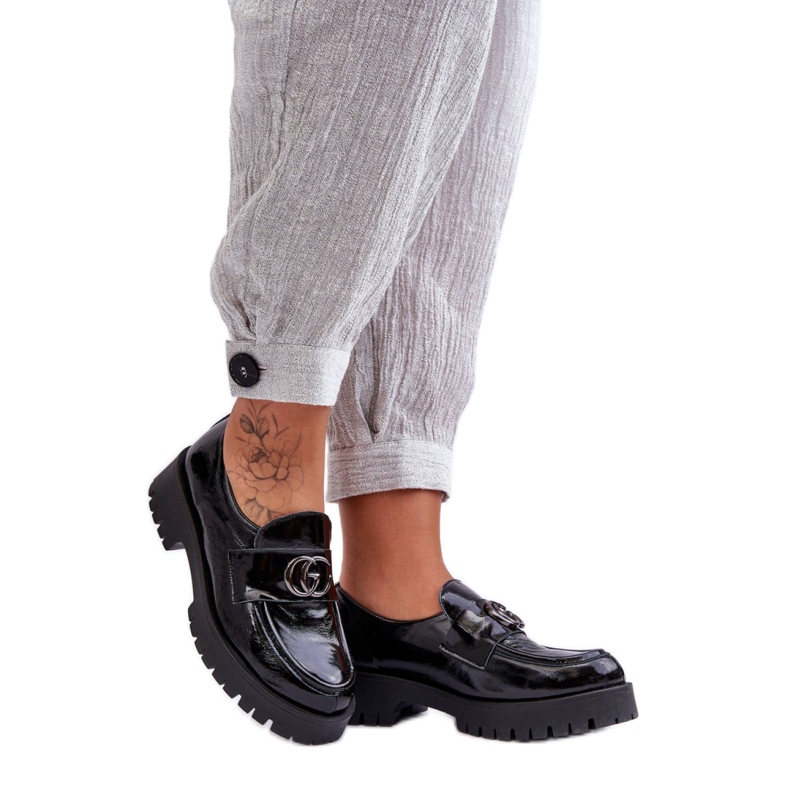 Mustat kiiltonahkaiset kengät naisille