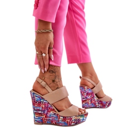 Naisten beigenväriset kiila sandaalit