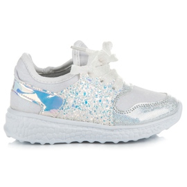 Solmitut kengät kimallella valkoinen