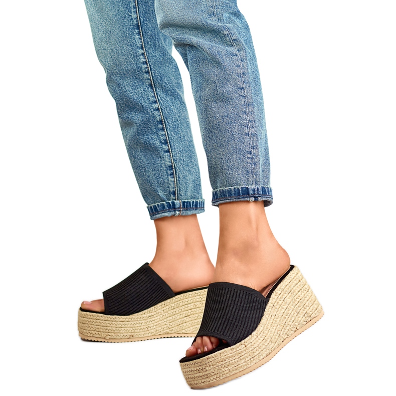 Korkeakiilaiset varvastossut 7237B musta