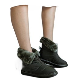 Ediddan vihreät eristetyt lumisaappaat kauluksella