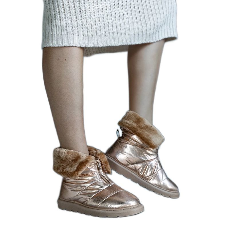 Edidda kullalla eristetyt lumisaappaat kauluksella kultainen