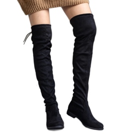 Mustat pitkät alustasaappaat, jotka on valmistettu Hallora eko-mokkasta